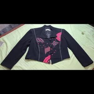 Canvasbacks Stylish Cropped Jacket with Unique Design